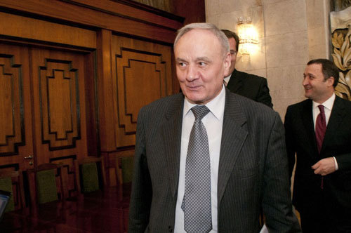 De cealalta parte, Oazu Nantoi considera ca guvernanții sînt preocupați mai mult de "interesele de gașcă și de partid", decît de cele ale statului.