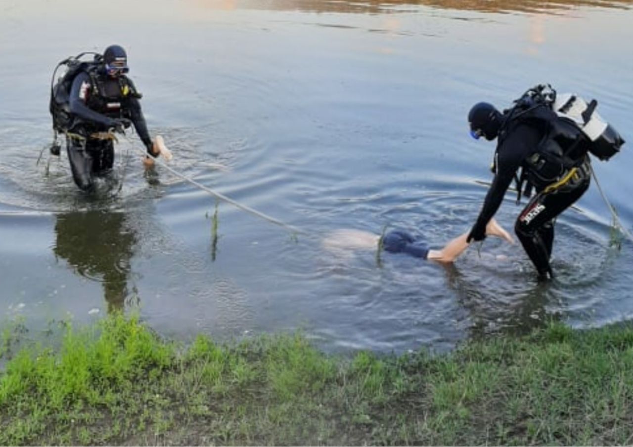 Водолазы обнаружили в реке Днестр тело молодого человека.