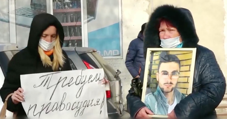 Близкие парней, убитых за жульничество, протестовали перед АП в Бельцах.