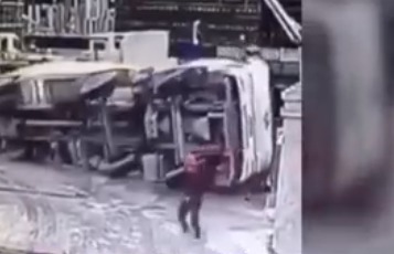 Accident neobișnuit: o betonieră a căzut într-o groapă