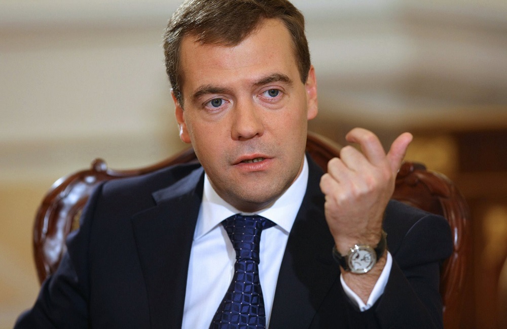 Медведев намерен обеспечить надежную защиту российского рынка. Фото: skandaly.ru.