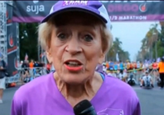 Рядом с 91-летней спортсменкой во время марафона бежал её 55-летнии сын Бренни.
