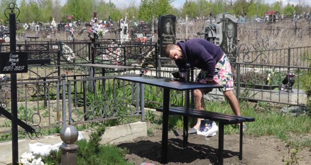Бельчан не останавливают бетонные блоки, они убирают могилы родных.