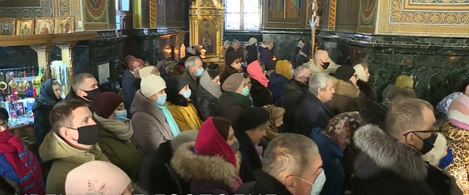 Верующие говорят, что святая вода обладает лечебными свойствами.