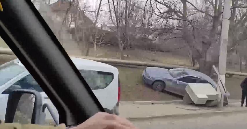 В Дурлештах произошло ДТП: автомобиль "вылетел" с дороги.