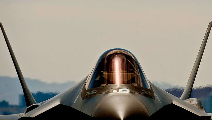 США намерены перебросить в Южную Корею шесть истребителей F-22. Фото: Reuters