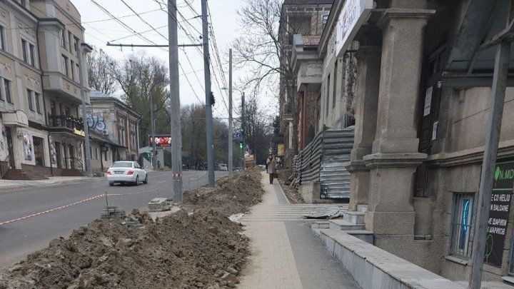 На столичной улице Бэнулеску-Бодони заменят недавно уложенную тротуарную плитку