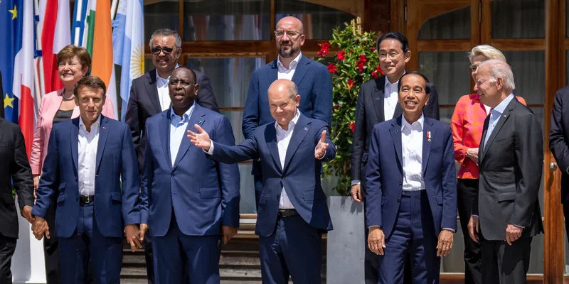 Лидеры G7 обсуждают потолок цен на российский газ.