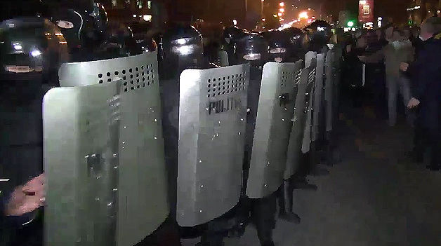 Протестующие продолжают требовать освобождения заключенных "группы Петренко".