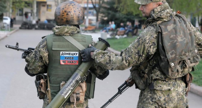 Joi, preşedintele ucrainean a îndemnat Rusia să închidă hotarul cu ţara sa, pentru a opri pătrunderea ajutoarelor pentru rebelii separatişti.