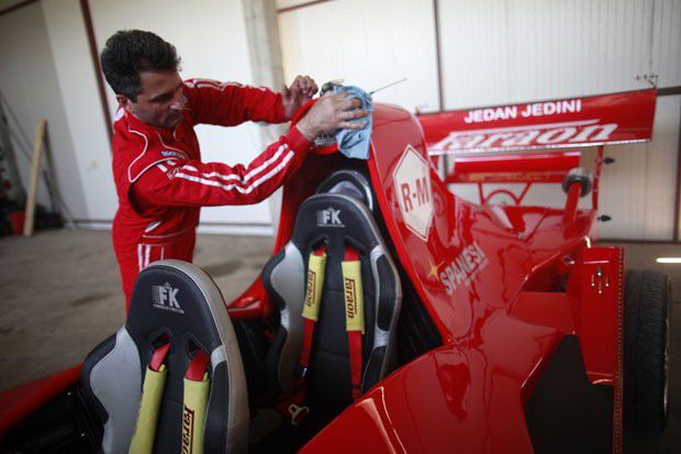 Un mecanic bosniac și-a construit un bolid destinat curselor de Formula 1. 