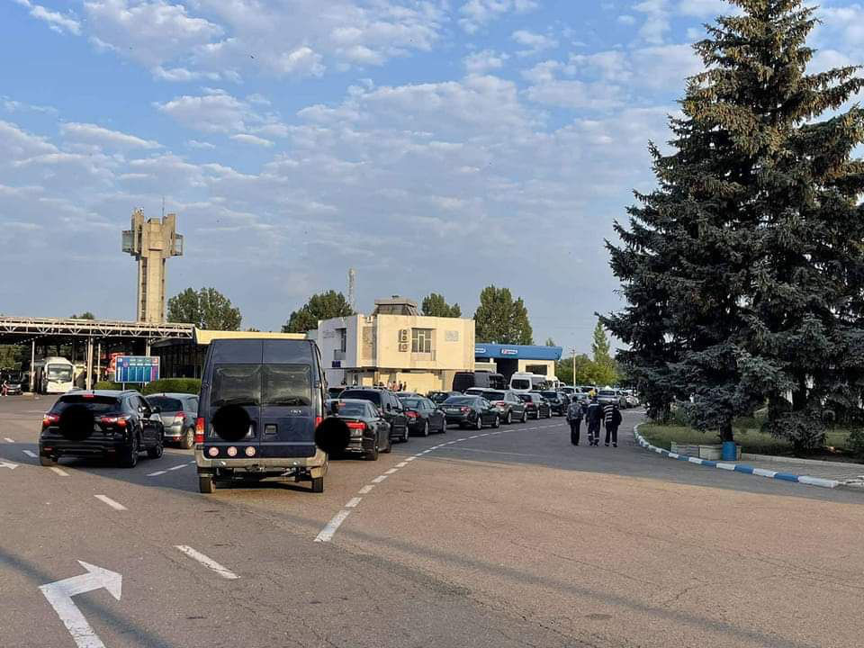 На КПП Леушенах образовались очереди на выезде из Молдовы.