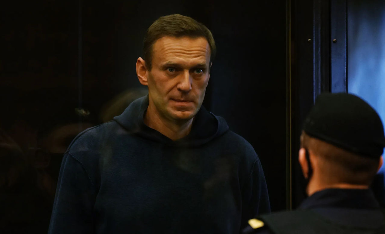 Политика Алексея Навального доставили в Мосгорсуд.