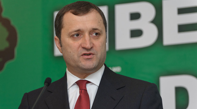 Vlad Filat a plecat de urgență la Berlin, unde la prânz a avut o întâlnire cu Angela Merkel, cancelarul german.