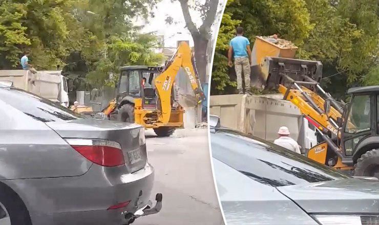 Вывозившие мусор рабочие заблокировали одну из столичных улиц.