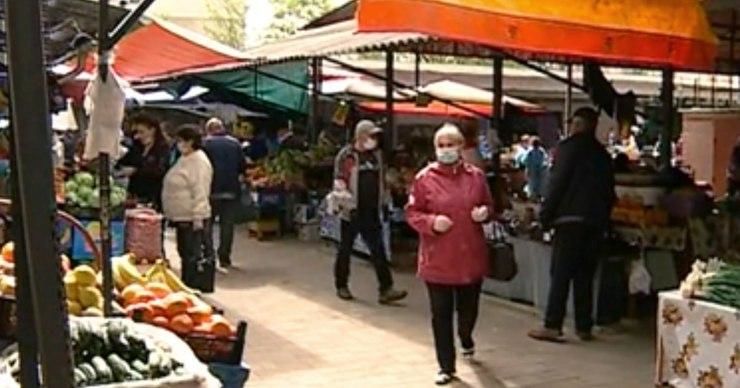 После снятия карантина жители Сорок устремились на рынки.