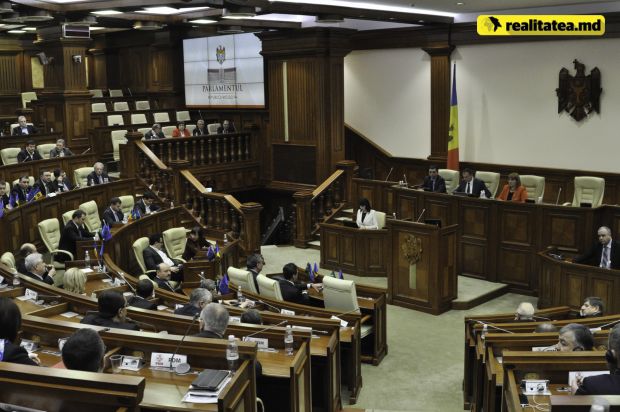 În plus, Vladimir Vitiuc a primit alte peste 60 de mii de lei drept indemnizații. Și soția sa muncește.