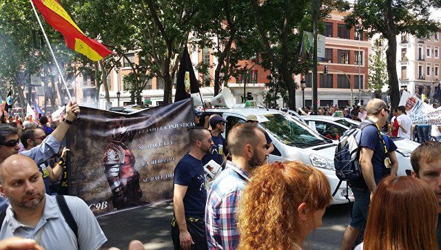 Испанские таксисты забросали политиков яйцами.