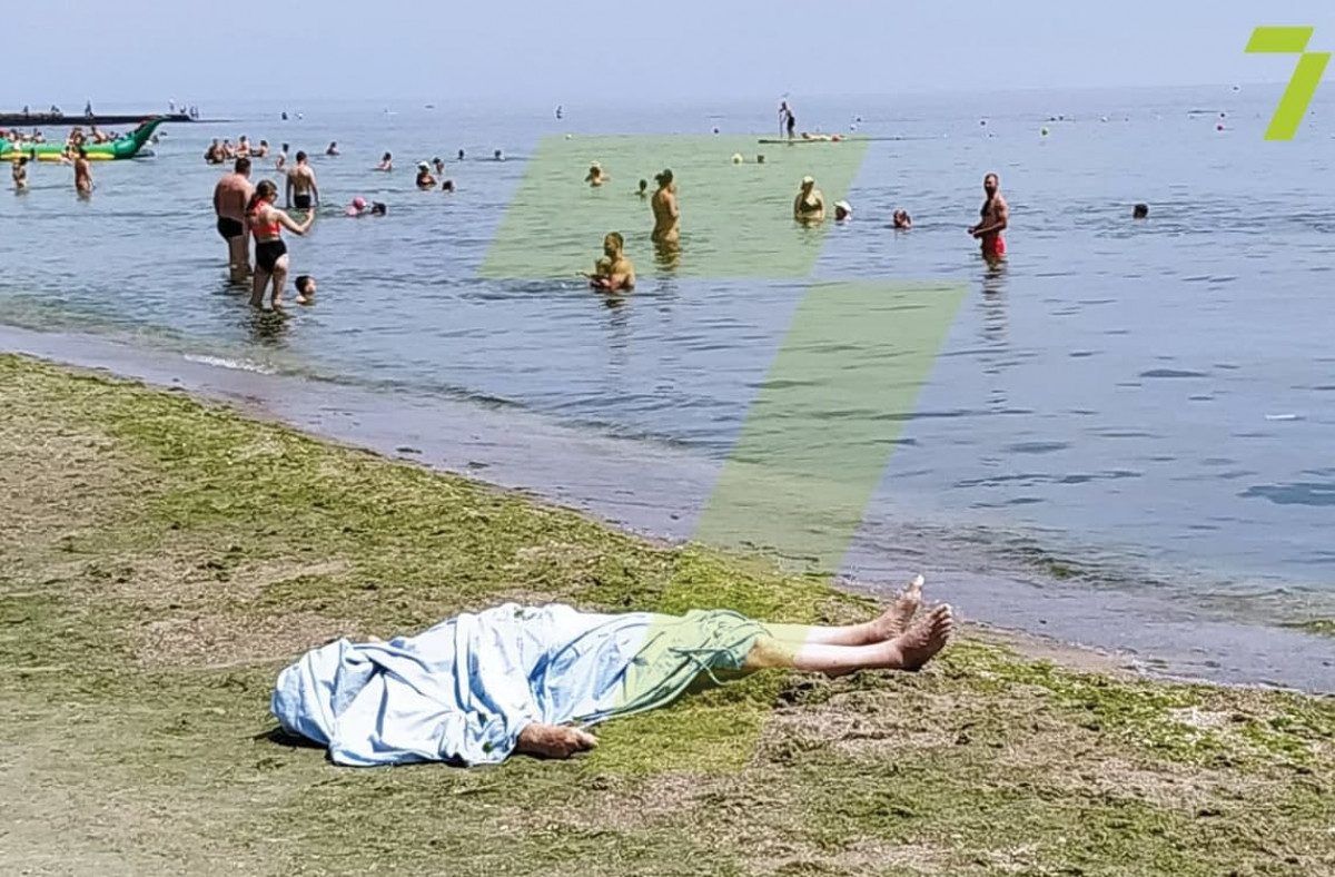 На пляже в Одессе люди загорали и купались рядом с трупом.