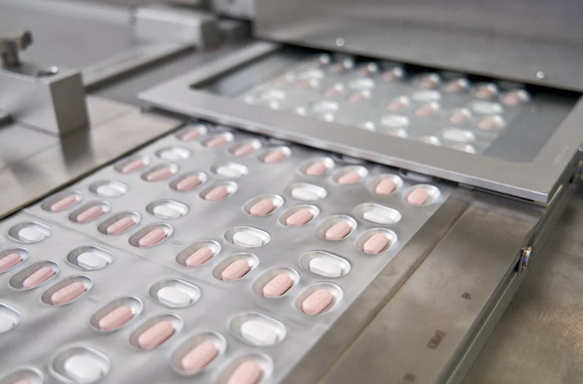 В ЕС первая страна начинает применять таблетки Pfizer от коронавируса.