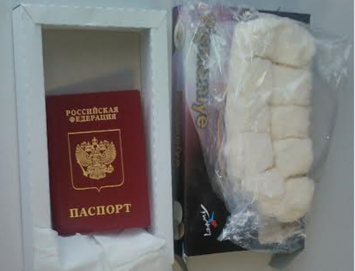 Polițiștii de frontieră au fost surprinși de inventivitatea unei tinere moldovence, care a ascuns un pașaport străin, contrafăcut, într-o cutie cu dulciuri.