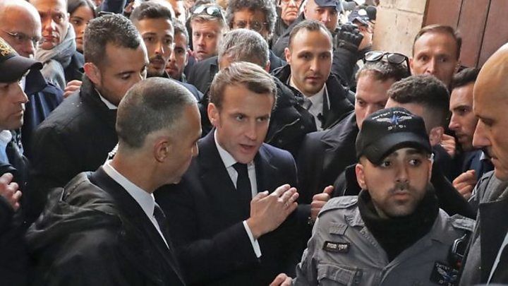 Макрон притворился фотографом и накричал на полицейского.