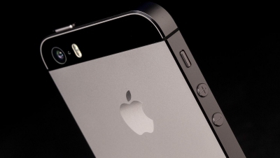 Două modele iPhone planificate pentru a doua jumătate a anului viitorvor avea ecrane de 4,7 inci, respectiv 5,5 inci, şi vor fi curbate la margine, a afirmat sursa citată.