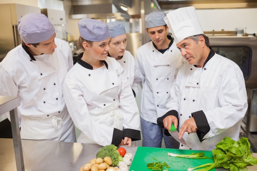 Premieră! Elevii de la școlile de meserii vor putea studia două profesii concomitent. Foto simbol: FoodStory