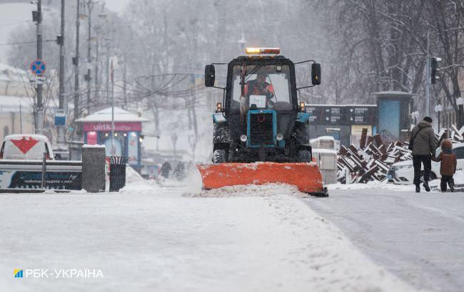 Из-за снежного циклона без света остались 400 населенных пунктов Украины.