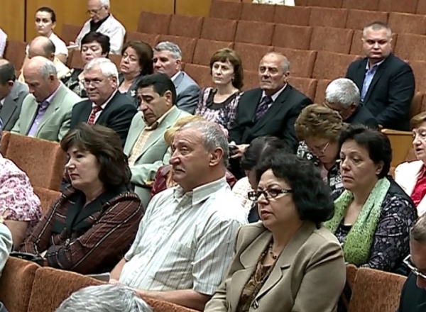 Salariile profesorilor vor creste din toamna cu 20 la suta. Majorarea a fost anuntata astazi de catre premierul Iurie Leanca in cadrul unei noi intalniri cu sindicalistii.