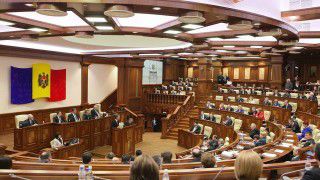 Comisia parlamentară de anchetă care examinează tranzacțiile dubioase din sistemul bancar și situația de pe piața valutară se va întruni și astăzi în ședință.