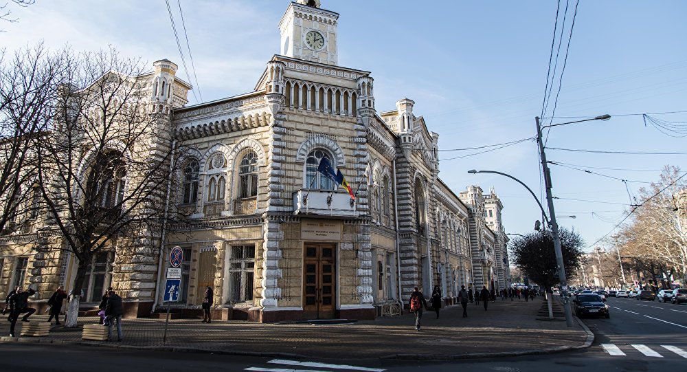 Primăria Chişinău informează că toate contractele semnate de subdiviziunile municipale cu agenţii economici vizaţi în ancheta privind fraudarea licitaţiilor pentru asigurarea cu produse alimentare a şcolilor şi grădiniţelor vor fi reziliate.