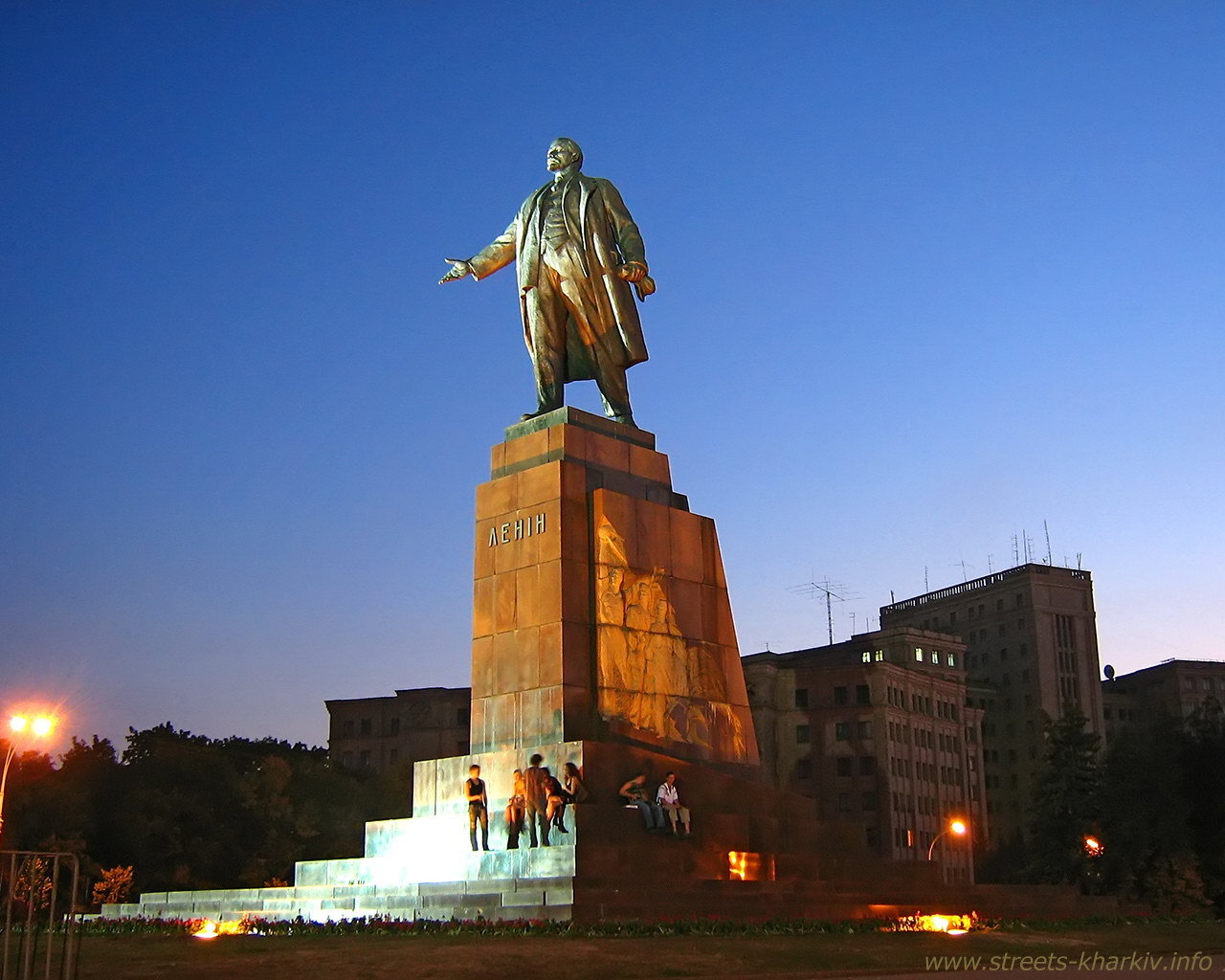 У 20-метрового монумента собралось на данный момент не менее 300 человек, многие из которых провели здесь всю ночь. Фото: lenta-ua.net