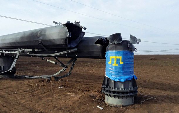 Одна из подорванных ЛЭП, обмотанная флагом крымских татар.
