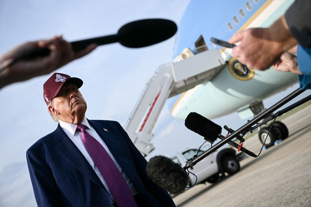  Bloomberg: Самолет с Трампом едва не врезался в пассажирский Airbus.
