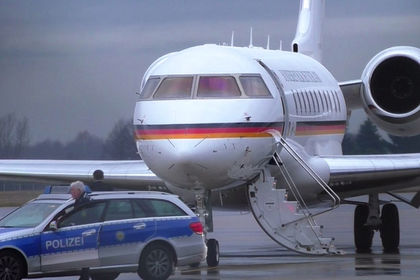 В самолет Меркель врезался неуправляемый автомобиль.