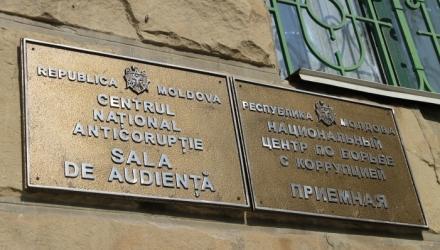 Sursele noastre din procuratură susţin ca 3 persoane au fost reţinute de ofiţerii anticoruptie.