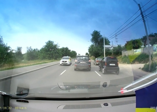 Ori nu stiu regulile de circulatie in trafic, ori le incalca cu vehementa.
