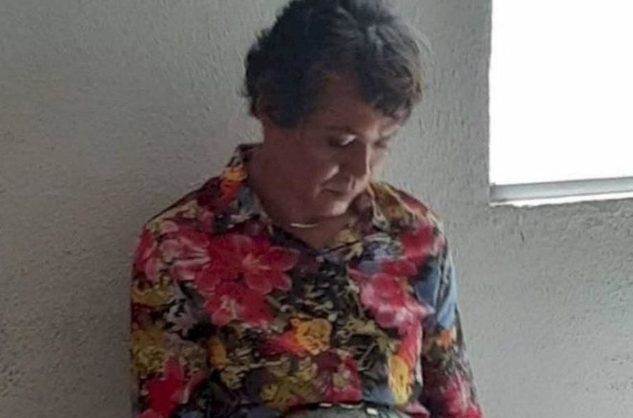 Мужчина переоделся в женщину, чтобы помочь маме сдать на права.