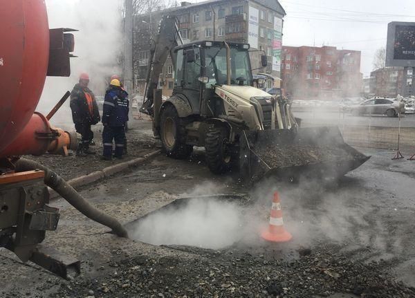 Местные жители с иронией отмечают, что после жуткого пожара в "Зимней вишне" и сегодняшнего потопа им, вероятно, стоит готовиться к медным трубам.