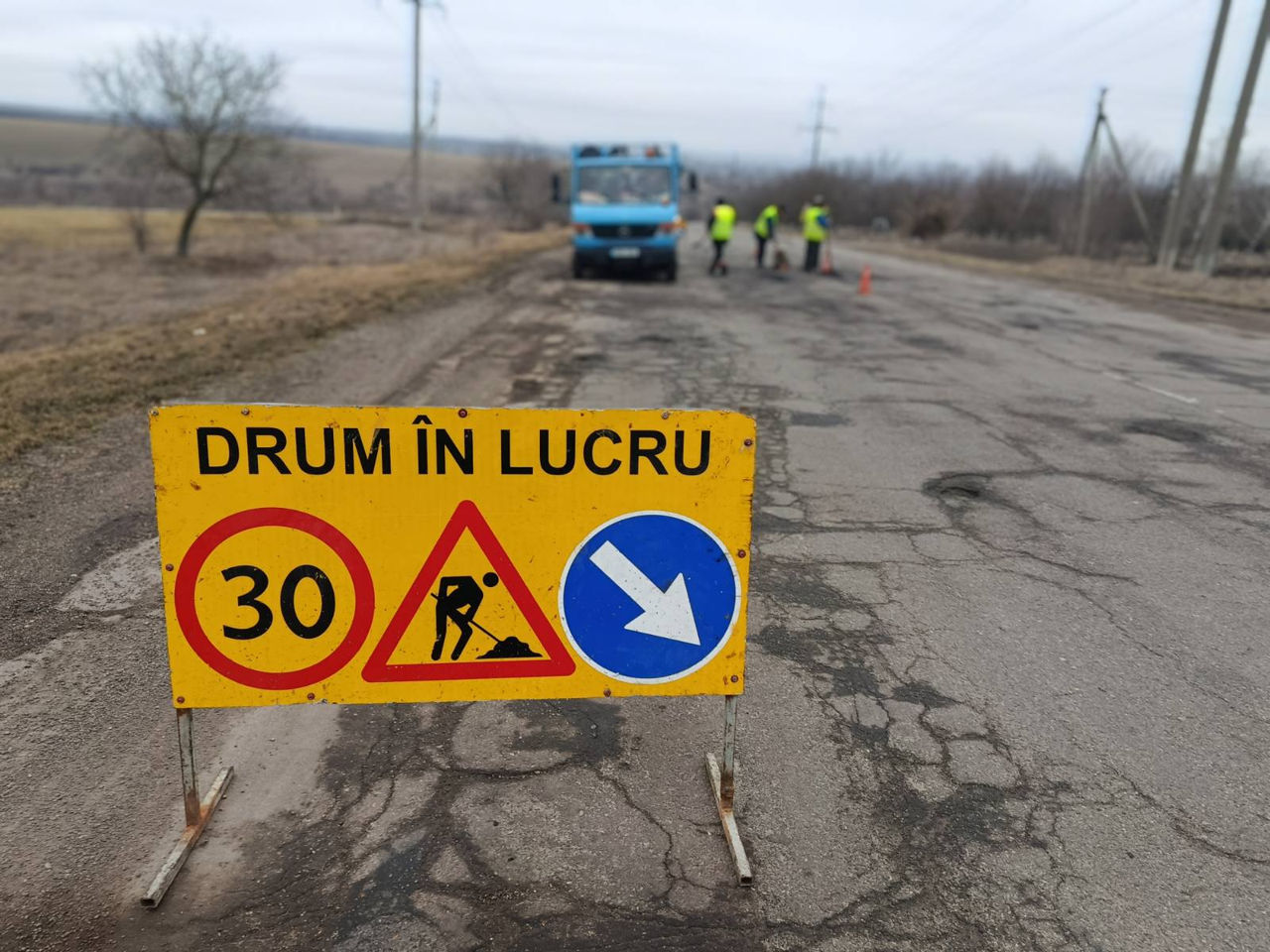 Administrația Națională a Drumurilor a început repararea gropilor folosind asfalt rece.