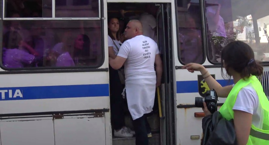 Pentru a evita tensiunile, polițiștii au evacuat participanții Marșului „Fără frică”, urcându-i în două autocare. 