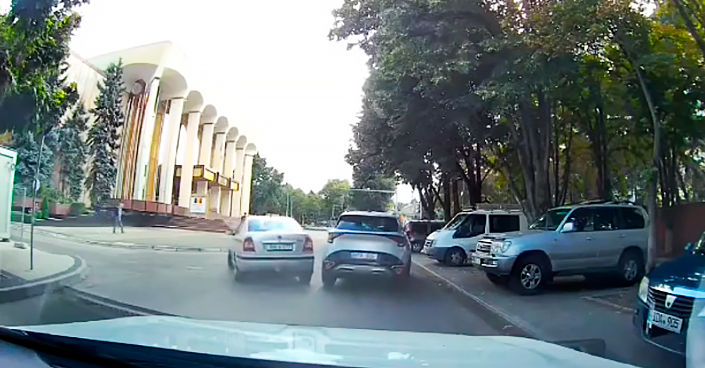 Автомобиль с правительственными номерами спровоцировал аварию.