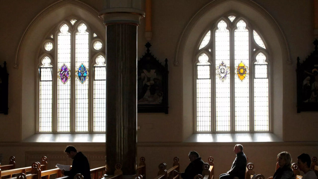 Irlanda creează o comisie pentru investigarea violenței în școlile religioase.