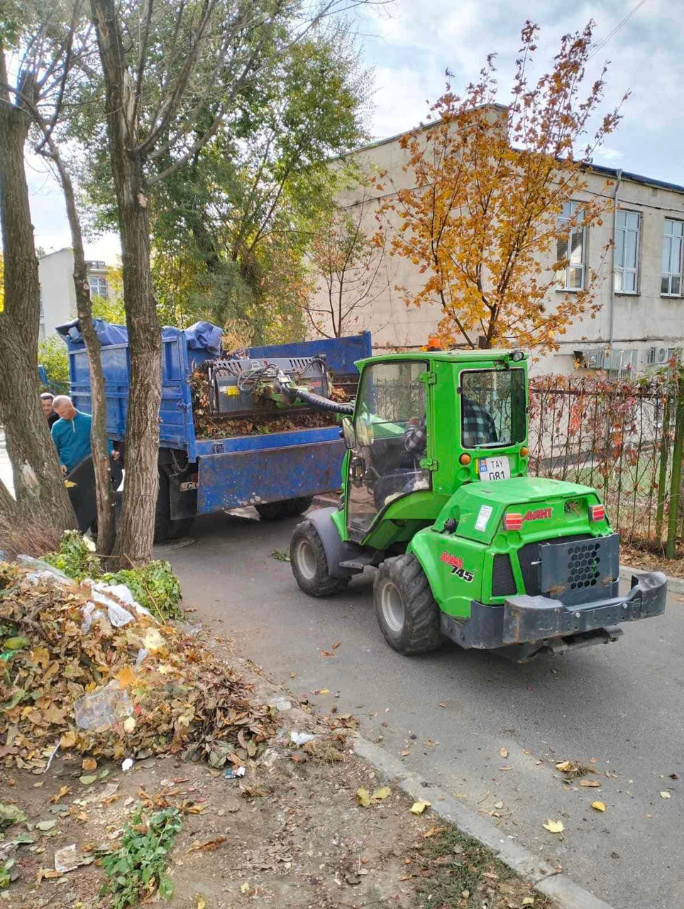 В Кишиневе продолжаются санитарные работы во дворах домов, на остановках