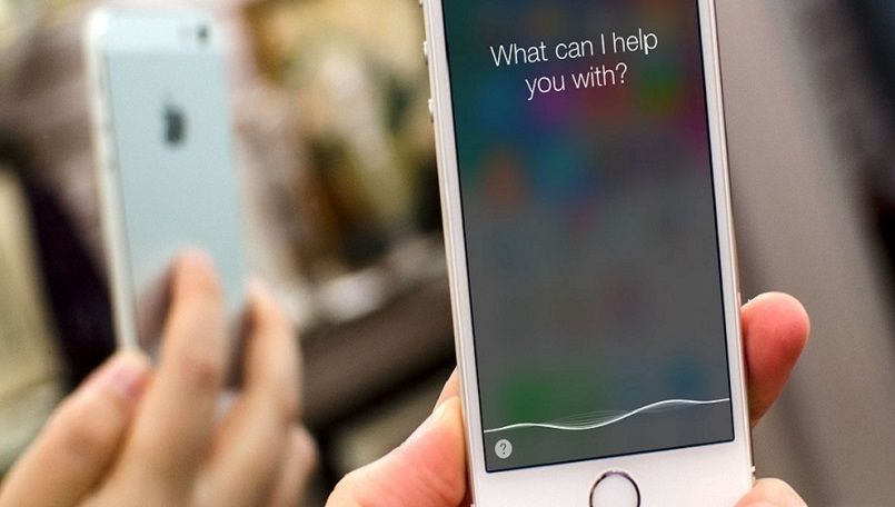 Apple приостанавливает прослушивание запросов к Siri.