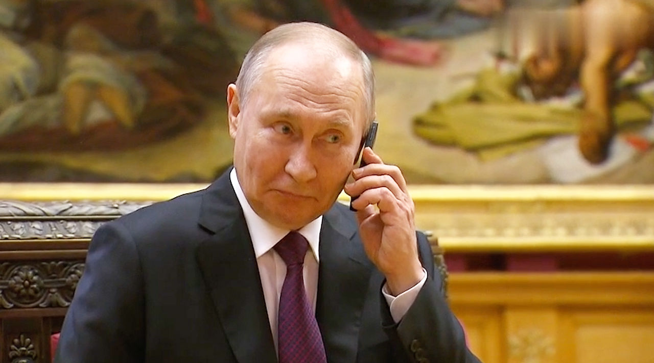 Путин позвонил школьнице и попросил прислать огурцов.