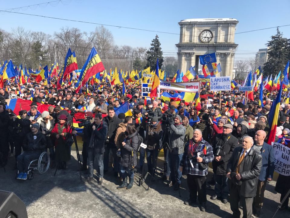 Сторонники объединения Молдовы и Румынии приняли резолюцию митинга.