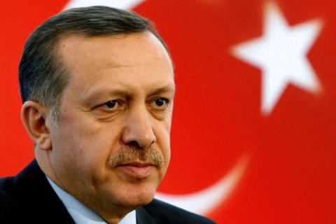 Premierul Erdogan nu a răspuns cererii de demisionare, însă a descris ancheta poliţiei ca fiind „un joc murdar”.
