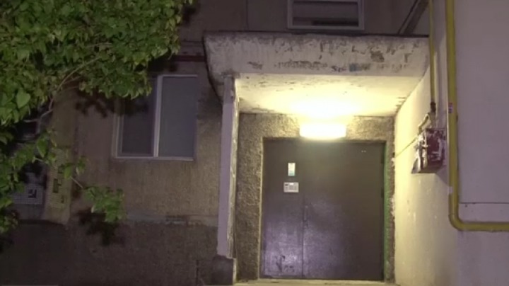 Minoră de 13 ani, jefuită în scara blocului. 